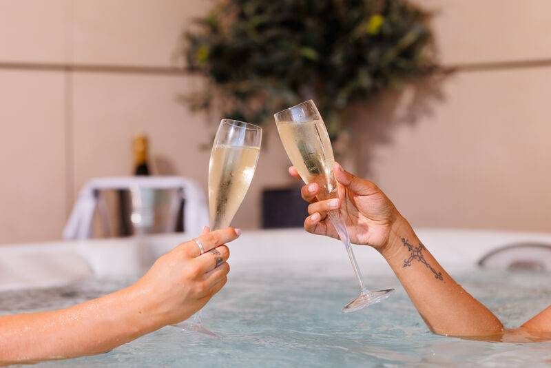 Peak District hot tub hotel room with champagne